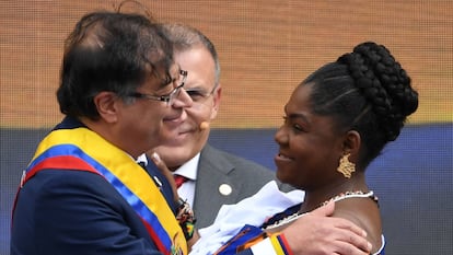 El nuevo presidente de Colombia Gustavo Petro y la vicepresidenta Francia Márquez se saludan durante la ceremonia de toma de posesión.