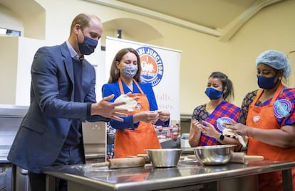 Entre las actividades que han realizado durante estos días, los duques de Cambridge visitaron una comunidad sij, donde ayudaron a preparar comidas que después se distribuyen a familias vulnerables de Edimburgo.