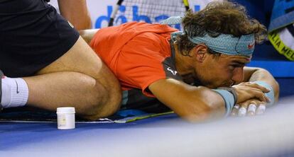 Nadal, atendido por el masajista, el pasado domingo en Melbourne.