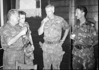 "Mladic planeó la destrucción de los musulmanes bosnios en Srebrenica como un grupo religioso y étnico y compartió su plan con otros participantes en la iniciativa criminal colectiva", sostiene el escrito de la Fiscalía, en referencia al genocidio de Srebrenica. En la imagen, el comandante general, Ratko Mladic (i), bebe junto al comandante holandés de las Naciones Unidas, Tom Karremans (2d), en el pueblo de Potocari, a unos 5 km de Srebrenica, el 12 de julio de 1995.