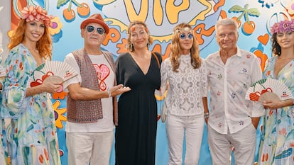 El humorista y presentador José Corbacho y su esposa Mónica Mira, María Antonia Rodríguez y el humorista Carles Sans, de Tricicle en la fiesta Flower Power celebrada en Ibiza el 15 de agosto de 2022.