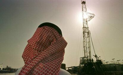 Un empleado de Aramco observa los trabajos del campo petrolífero al-Howta.