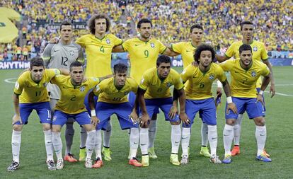 O time titular do Brasil. Em pé: Julio César, David Luiz, Fred, Thiago Silva e Luiz Gustavo. Agachados: Oscar, Dani Alves, Neymar, Paulinho, Marcelo e Hulk.