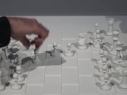 Escacs blanc (juga amb confian&ccedil;a), pe&ccedil;a de Yoko Ono que es pot veure a la Fundaci&oacute; Mir&oacute;. 
