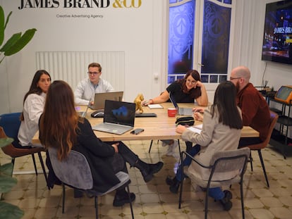 El equipo digital y creativo de James Brand reunido para definir la estrategia de un cliente.