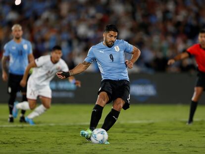 Luis Suárez cobra un penal en la victoria 4-1 de Uruguay sobre Venezuela, en el estadio Centenario de Montevideo.