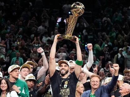 Jayson Tatum levanta el trofeo tras el triunfo de los Celtics.
