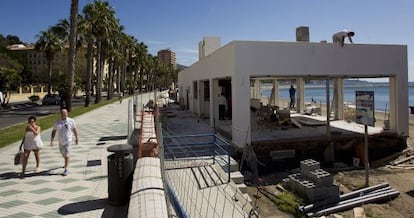 Construcci&oacute;n del nuevo modelo de chiringuito en la playa de La Malagueta.