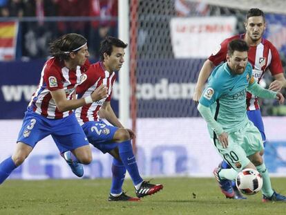 Filipe Luis, Gaitán y Koke tratan de evitar una progresión de Messi.