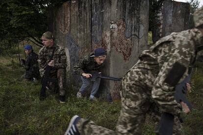 Treinamento militar de crianças no campo de Volodymyr.