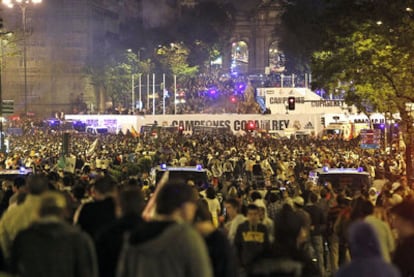 Miles de aficionados se reúnen en el perímetro de la plaza de Cibeles para celebrar la consecución de la Copa del Rey.