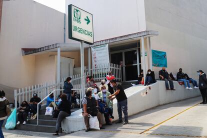 Familiares de pacientes esperan afuera del hospital de La Raza