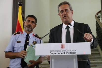 Rueda de prensa del jefe de los Mossos d'Esquadra (izq.) y del conseller de Interior de Cataluña (dcha.), tras la reunión del gabinete de crisis