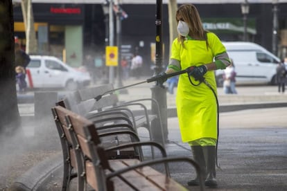 Una operaria del servicio de limpieza en plaza Catalunya.
