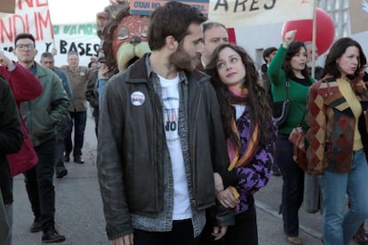 Carlos (Ricardo Gómez) y Karina (Elena Rivera) en un fotograma de "Cuéntame cómo pasó".