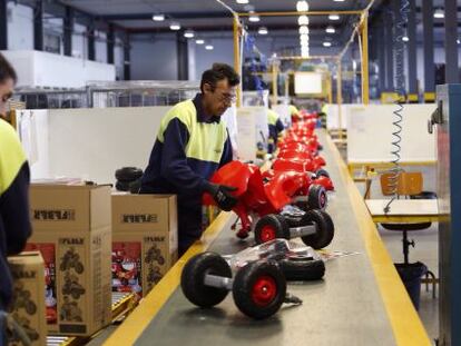 L&iacute;nea de montaje de juguetes en la nueva planta de producci&oacute;n de Famosa en Alicante. 