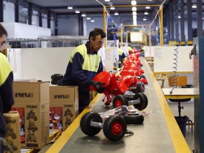 Línea de montaje de juguetes en la nueva planta de producción de Famosa en Alicante.
