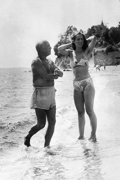 Picasso y Françoise Gilot, de vacaciones en Francia.