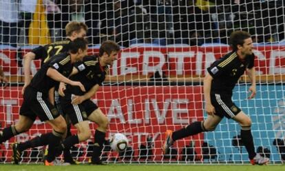 Friedrich, a la derecha, celebra su primer gol con la selección alemana, en el partido de cuartos contra Argentina.