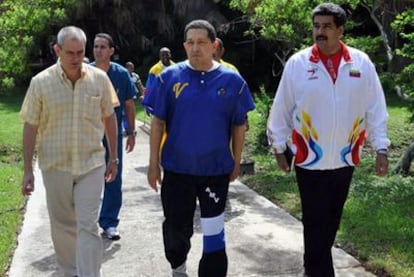 Chávez pasea con su canciller, Nicolás Maduro (izquierda) y uno de los médicos que le atienden en La Habana, en una fotografía cedida por el sitio oficial Cubadebate.