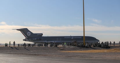 Elementos de la Guardia Nacional arriban al aeropuerto de Ciudad Juárez para reforzar la seguridad a lo largo del muro fronterizo y combatir el trasiego de drogas.