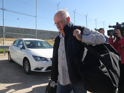 Rodrigo Rato, a su entrada en la cárcel de Soto del Real (Madrid), en octubre de 2018, para cumplir la condena por las tarjetas 'black'.