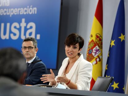 El ministro de Presidencia, Félix Bolaños, y la ministra de Política Territorial y portavoz, Isabel Rodríguez, este martes, en la rueda de prensa posterior al Consejo de Ministros.