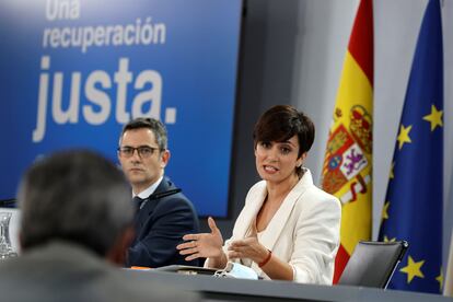 El ministro de Presidencia, Félix Bolaños, y la ministra de Política Territorial y portavoz, Isabel Rodríguez, este martes, en la rueda de prensa posterior al Consejo de Ministros.