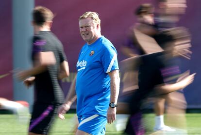 Ronald Koeman durante un entrenamiento del FC Barcelona.