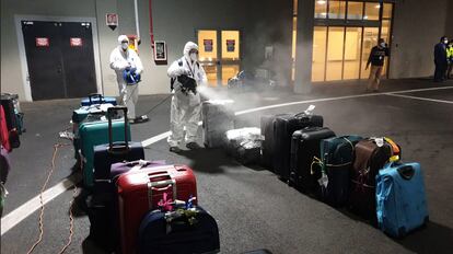 Desinfección de las maletas de los pasajeros de un vuelo procedente de la India este miércoles en el aeropuerto de Fiumicino (Roma), en Italia. 