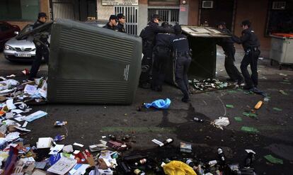 Agentes de policía retiran un contenedor del asfalto en el primer día de huelga de limpieza en Madrid.