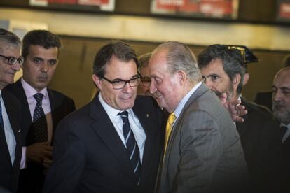 El presidente de la Generalitat catalana, Artur Mas, saluda a Juan Carlos I en el acto de entrega de despachos a los nuevos jueces en Barcelona, el 21 de mayo de 2014. Fue el último encuentro entre el rey Juan Carlos y Mas.