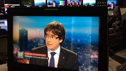 Carles Puigdemont entrevistado por la televisión belga RTBF, el pasado 3 de noviembre.