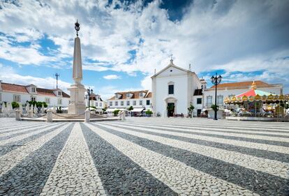 Encaramado en la punta del ancho río Guadiana, este pueblo sencillo y agradable es el último antes de entrar en España. En apenas un cuarto de hora, podemos llegar desde Ayamonte y pasearnos por su centro peatonal, que pese a su pequeño tamaño, resulta una proeza arquitectónica: en solo cinco meses de 1774, el marqués de Pombal dotó al pueblo de su distintivo y reluciente sistema de calles en cuadrícula, similar al de la Baixa, centro histórico y comercial de Lisboa, después de que el pueblo quedara destruido por las inundaciones. La plaza central lleva su nombre (Praça Marquês de Pombal) y es el animado punto neurálgico de la localidad, con calles adoquinadas que irradian desde allí. Se puede ir hasta Vila Real en alguno de los ferris que cruzan el río Guadiana cada hora desde Ayamonte, y de camino, parar en Castro Marim, un pueblo pintoresco con castillo en lo alto y un centro arbolado y evocador, con un puñado de cafés y fortificaciones impresionantes, con vistas a las salinas y a las marismas de la Reserva Natural do Sapal de Castro Marim, famosa por sus flamencos.