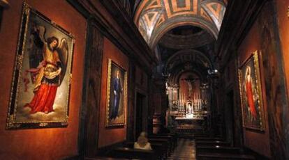 Interior de la capilla barroca del Santo Cristo. A la izquierda, lienzos de Antonio de Pereda, recién adquirido.