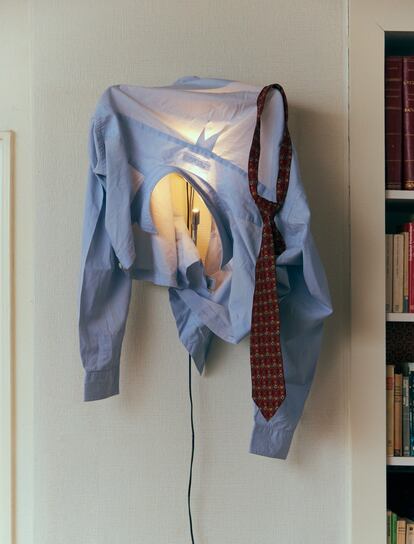 La estructura de la lámpara Sudor permite instalarla en paredes y, como si fuera una percha de ropa, colgar en ella todo tipo de prendas que también funcionan como pantalla de luz. FOTO: ADRIÁN CUERDO