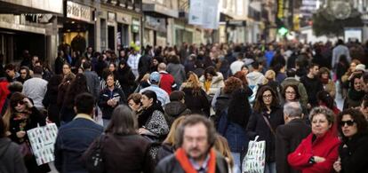 Vista de una c&eacute;ntrica calle comercial de Madrid.