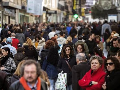 Vista de una c&eacute;ntrica calle comercial de Madrid.