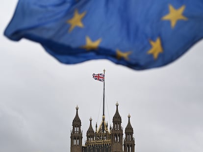 Una bandera de la UE ondea cerca del Parlamento británico, en Londres.