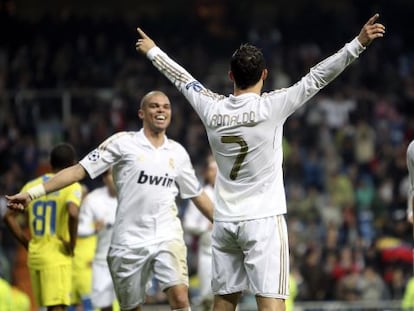 Ronaldo celebra el gol junto a Pepe y Sahin.