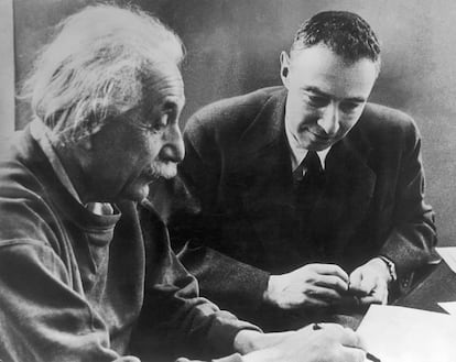 Albert Einstein y Robert Oppenheimer en 1947.