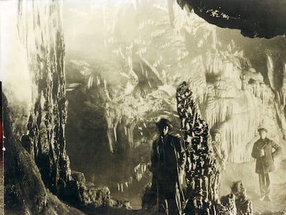 El arqueólogo malagueño Miguel Such, en la cueva de Ardales en los años veinte.