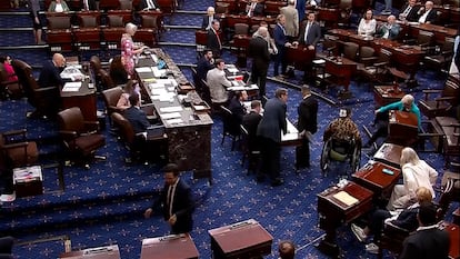La caída de Elizabeth Warren al apoyarse en una mesa durante una sesión del Senado estadounidense