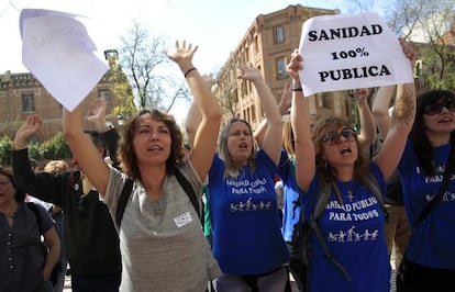 Manifestantes frente a la sede madrileña de la empresa sanitaria.