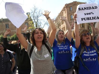 Manifestantes frente a la sede madrileña de la empresa sanitaria.