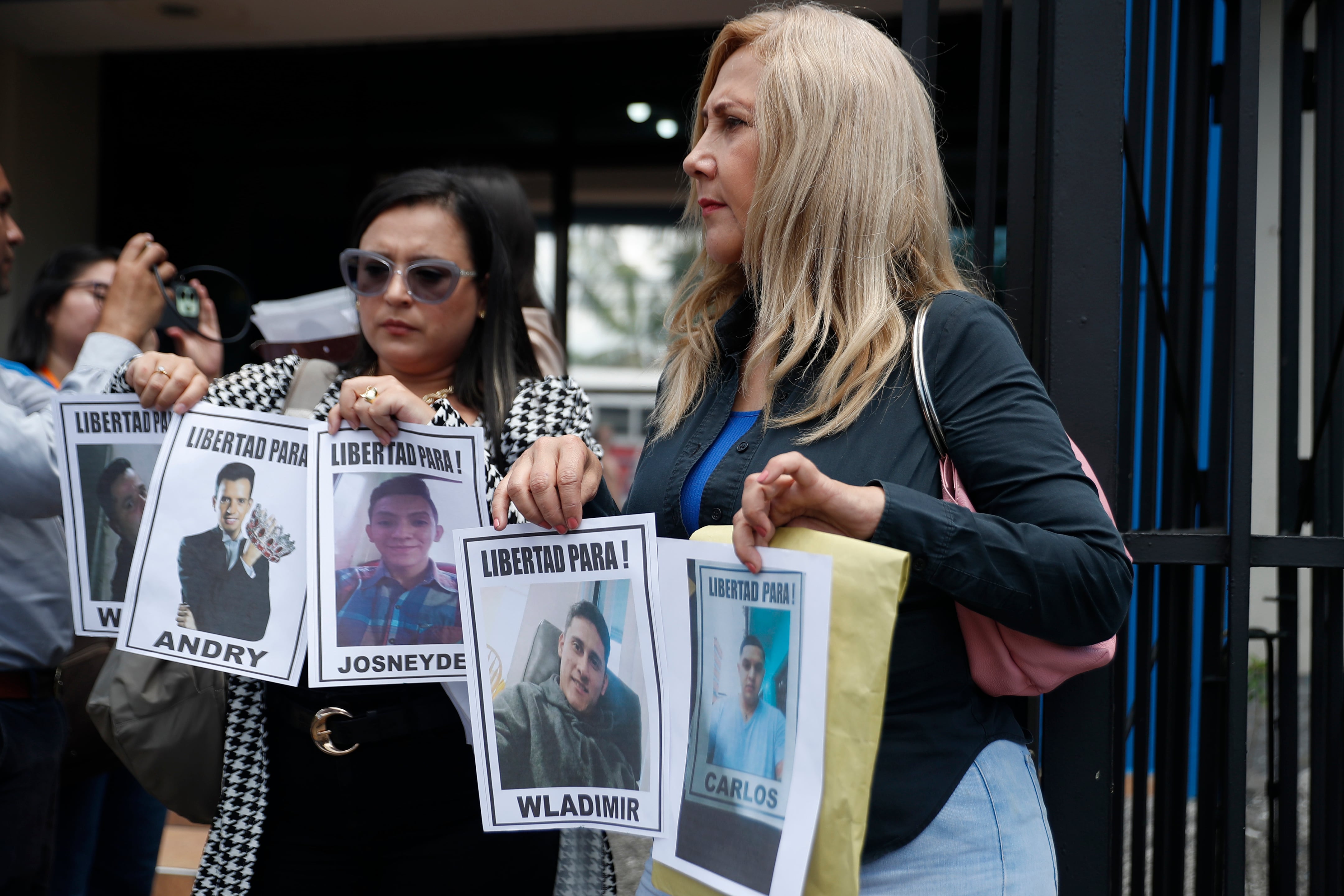 Familiares de venezolanos deportados llegan a El Salvador y exigen a Bukele una “prueba de vida”