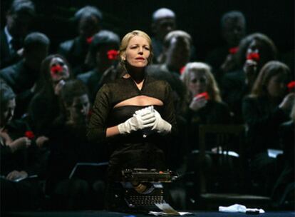 Elin Rombo actúa en <i>Al gran sole carico d'amore</i>, de Luigi Nono, en el Festival de Salzburgo.