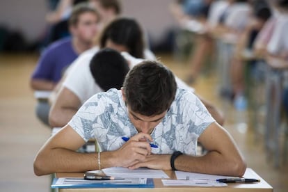 Un estudiante lee uno de los ex&aacute;menes de la prueba de acceso a la Universidad, este martes en Menorca. 