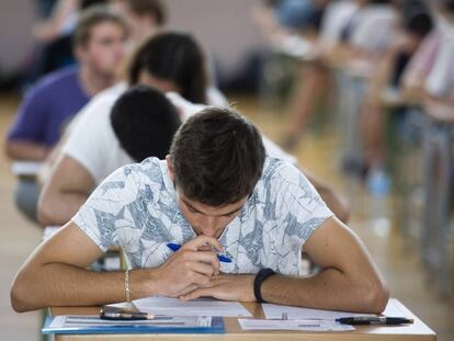 Un estudiante lee uno de los ex&aacute;menes de la prueba de acceso a la Universidad, este martes en Menorca. 