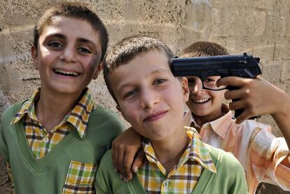 Tres niños del Kurdistán turco, en una imagen de Tino Soriano incluida en la muestra.